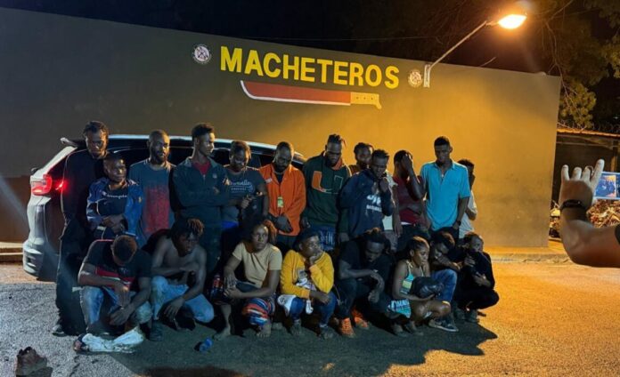 Ejército detiene a 23 indocumentados tras abandono de jeepeta en Valverde