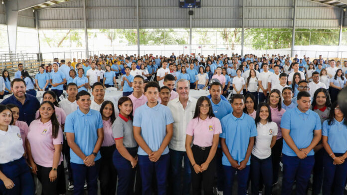 Abinader sostiene encuentro con 350 estudiantes en San José de Ocoa