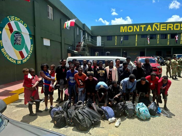 Ejército intercepta minibús con 30 indocumentados en San Juan de la Maguana