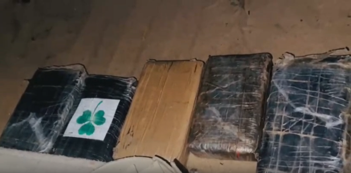 Interceptan a hombre con cinco paquetes de presunta cocaína en la carretera Pedernales-Oviedo