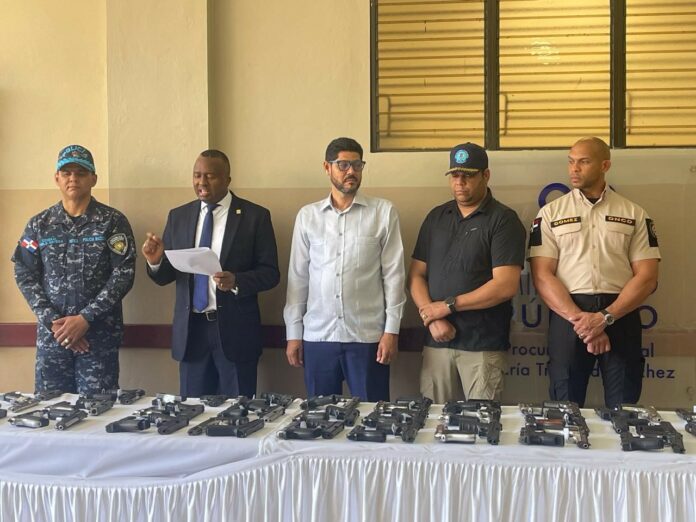 Fiscalía de María Trinidad Sánchez entrega 116 armas de fuego a Interior y Policía