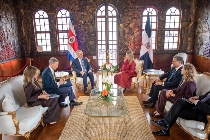 Abinader sostiene reunión bilateral con la mandataria electa, Laura Fernández Delgado
