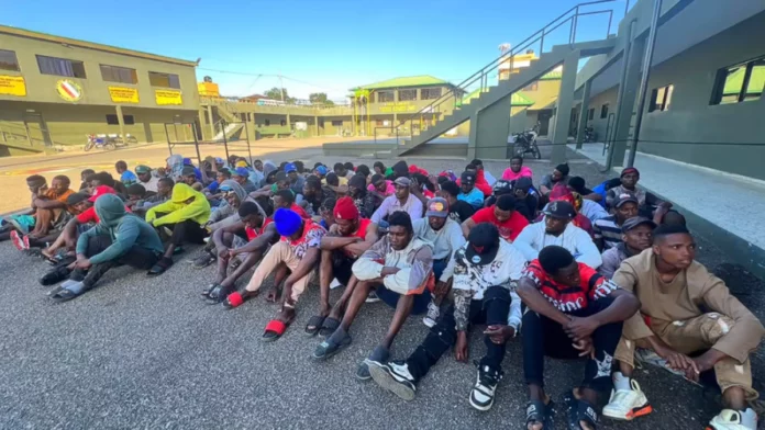 Detienen a 108 haitianos indocumentados durante operativo migratorio en Constanza