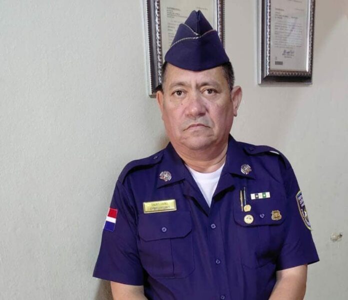 Dictan libertad bajo fianza a policía implicado en muerte de coronel retirado