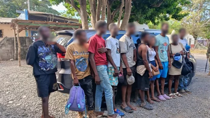 Detienen a dos dominicanos por traficar a 10 extranjeros indocumentados a bordo de una jeepeta