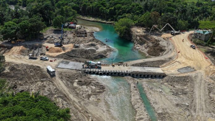 hbvHabilitarán tránsito en kilómetro 14 carretera Luperón con badén construido sobre el río Camú