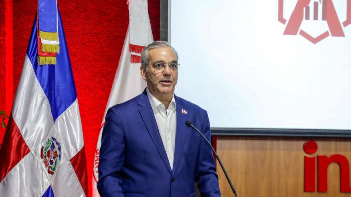 Abinader aboga por un equilibrio entre eficiencia económica y justicia social durante encuentro en Intec