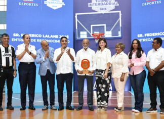 Raquel Peña y Kelvin Cruz inauguran Torneo de Baloncesto Interbarrial