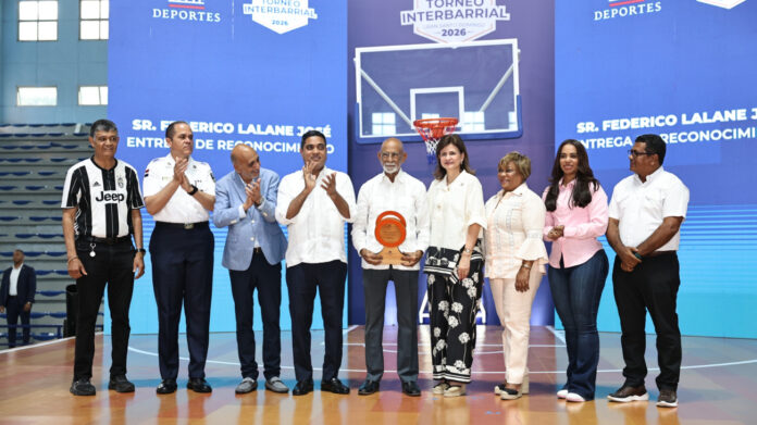 Raquel Peña y Kelvin Cruz inauguran Torneo de Baloncesto Interbarrial