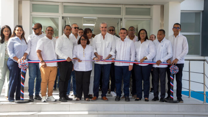 Abinader entrega remozamiento y ampliación del Hospital Materno Infantil Dr. Jaime Sánchez en Barahona