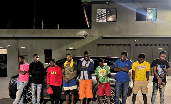 Ejército intercepta dos vehículos con indocumentados en Constanza
