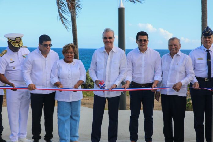 Abinader y ministro Collado inauguran segunda etapa del malecón de SDE