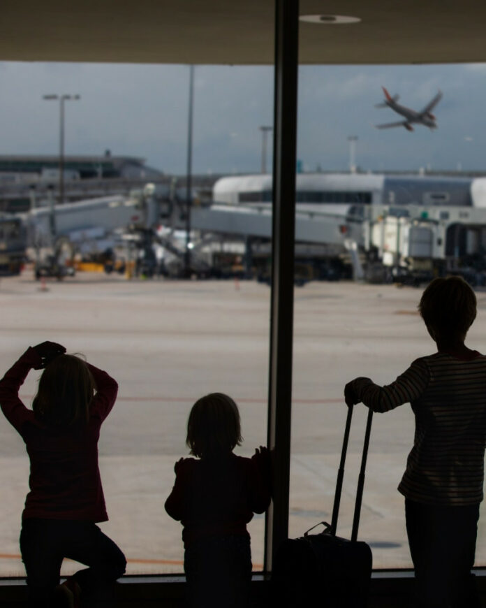Permiso digital de viaje para un menor de edad costará RD$6,300; primeros 30 días será gratis