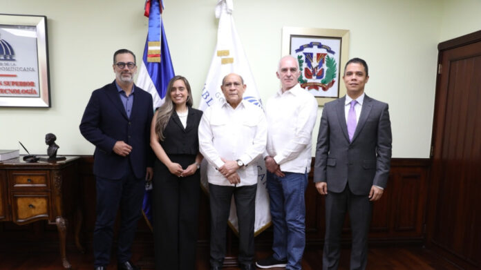 Mescyt y Arajet impulsan alianza para formar pilotos, mecánicos y tripulación aérea en RD