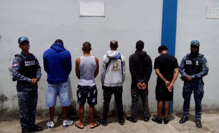 Policía arresta a cinco hombres tras asalto en Sabana Perdida y recupera pertenencias robadas