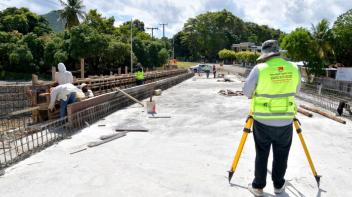 Avanzan trabajos de construcción del puente Los Hierros en Baní