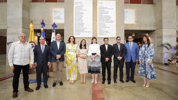 Raquel Peña encabeza develamiento del mural de nuevos miembros de Guardianes de la Academia de la PUCMM