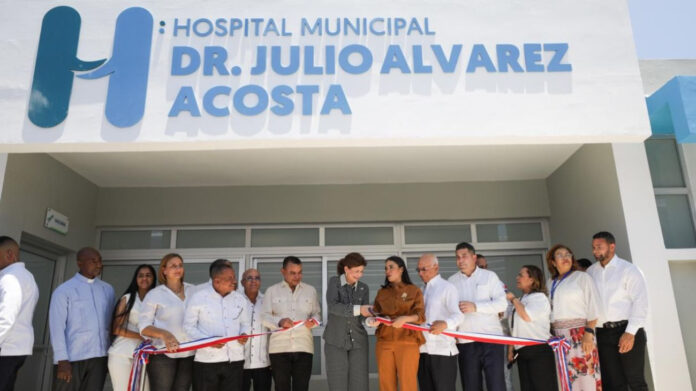 Raquel Peña y director del SNS entregan renovado hospital municipal de Castañuelas