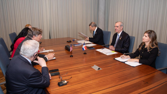 Abinader sostiene reuniones con Isaac Herzog y Christopher Landau