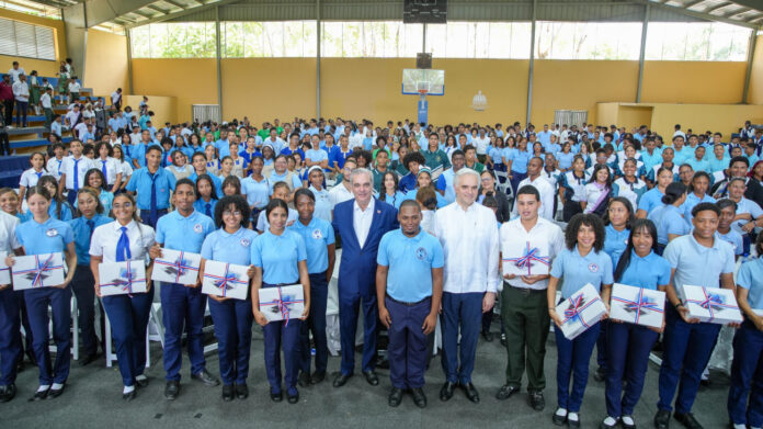 Abinader insta a estudiantes a prepararse en inglés, IA, ciberseguridad e ingeniería
