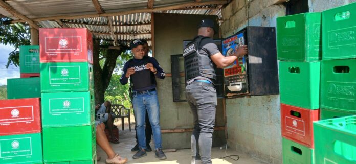 Policía ocupa máquinas tragamonedas ilegales durante operativos en SDN y Monte Plata