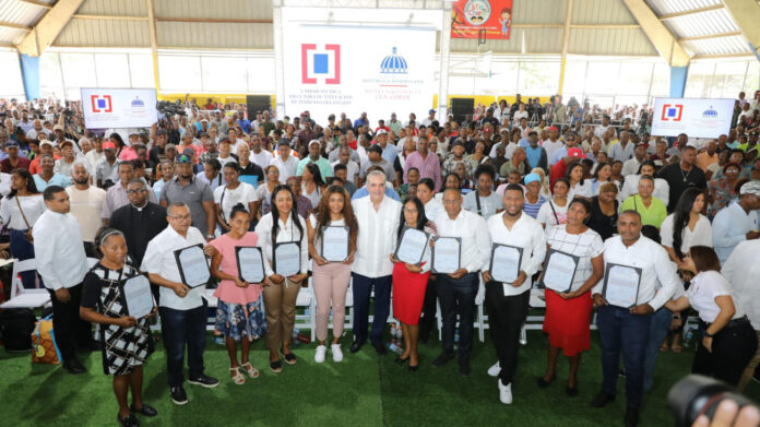 Presidente Abinader entregará títulos de propiedad este domingo