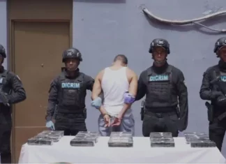 PN ocupa 21 paquetes de presunta cocaína y apresan hombre en María Auxiliadora