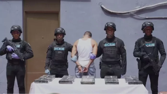 PN ocupa 21 paquetes de presunta cocaína y apresan hombre en María Auxiliadora