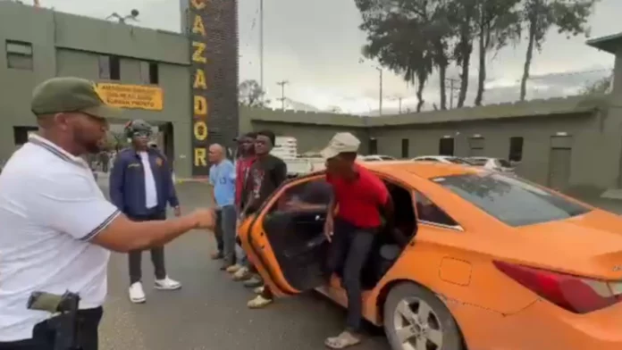 Detienen vehículo con siete migrantes haitianos tras persecución en Constanza