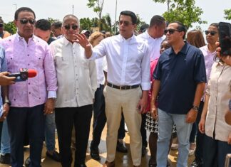 Ministro David Collado supervisa construcción de obra en los Bajos de Haina