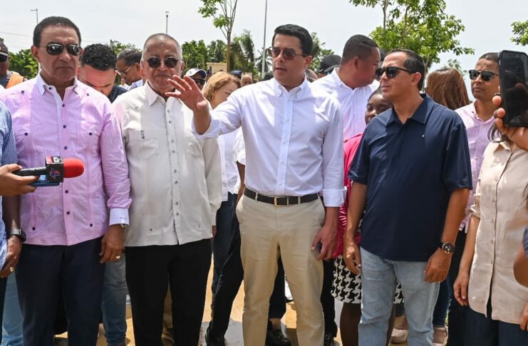 Ministro David Collado supervisa construcción de obra en los Bajos de Haina