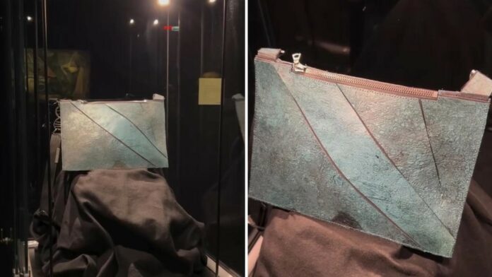 Subastan un insólito bolso de piel de dinosaurio