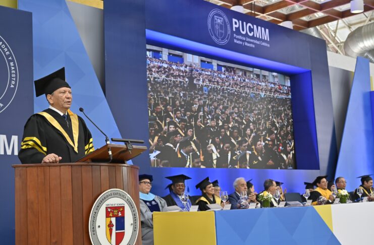 Doctor Leonardo Aguilera exhorta a 1,149 graduados de la PUCMM a ser visionarios y valorar la ética