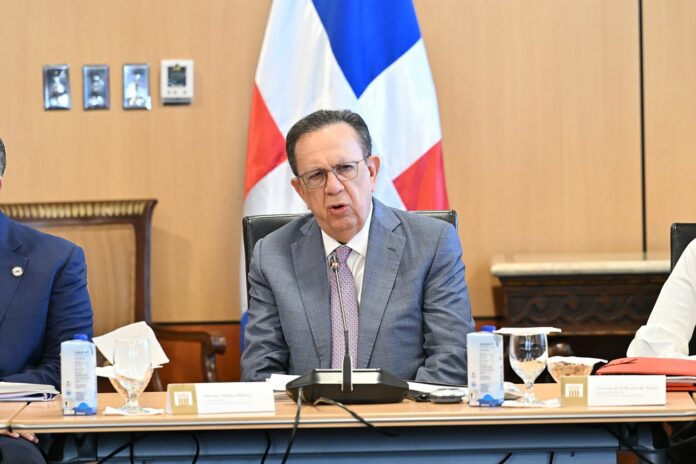 Valdez Albizu y Magín Díaz se reúnen con misión del FMI para iniciar Staff Visit con RD