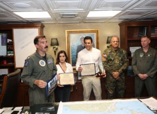 Ministro David Collado y la embajadora Leah Campos realizan visita al portaaviones USS Nimitz