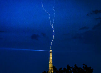 Rayos impactan la Torre Eiffel