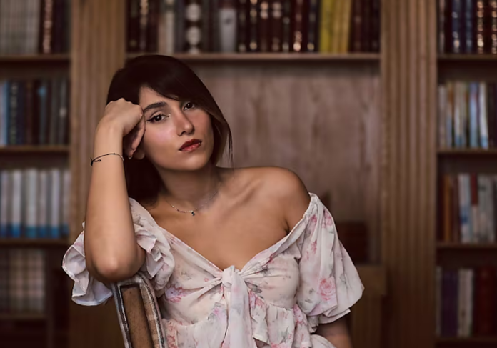 Irán sentencia a 74 latigazos a una artista por cantar sin velo