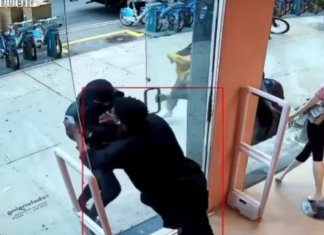 Guardia de seguridad frustra un asalto a mano armada en una tienda