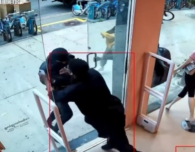Guardia de seguridad frustra un asalto a mano armada en una tienda
