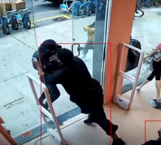 Guardia de seguridad frustra un asalto a mano armada en una tienda