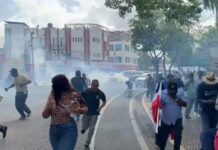 Policía dispersa con bombas lacrimógenas marcha de agrónomos que se dirigía al Palacio Nacional