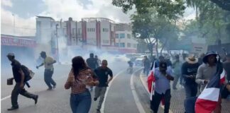 Policía dispersa con bombas lacrimógenas marcha de agrónomos que se dirigía al Palacio Nacional