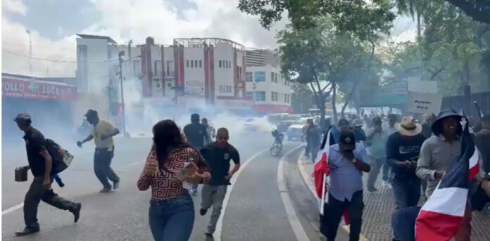 Policía dispersa con bombas lacrimógenas marcha de agrónomos que se dirigía al Palacio Nacional