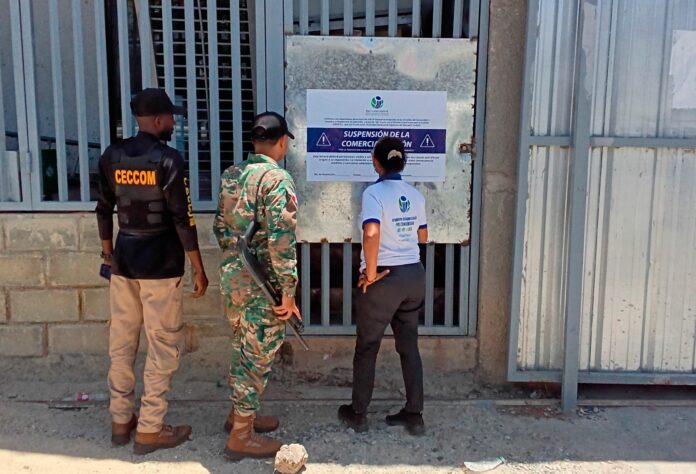 Clausuran almacén por reetiquetar productos vencidos y procesar alimentos en mal estado en San Cristóbal
