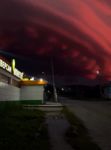 ¿Un portal de Stranger Things? Capturan increíble cielo rojo en Rusia