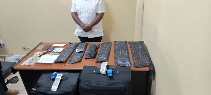Capturan extranjero en Aeropuerto del Cibao con seis paquetes de presunta cocaína