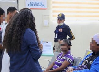 Colectivo entrega más de 1,000 firmas y pide retirar protocolo migratorio en hospitales
