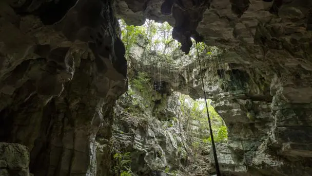 Abinader declara de utilidad pública terrenos del Monumento Natural Cuevas del Pomier