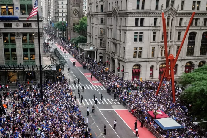 Miles de personas abarrotan las calles en Manhattan para el desfile de los Knicks