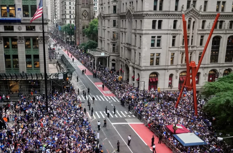 Miles de personas abarrotan las calles en Manhattan para el desfile de los Knicks
